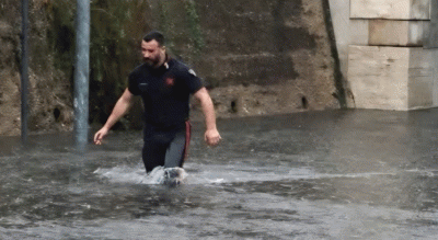 donne-intrappolate-auto-sottopasso-via-scillitani-salvate-carabiniere-Cronaca