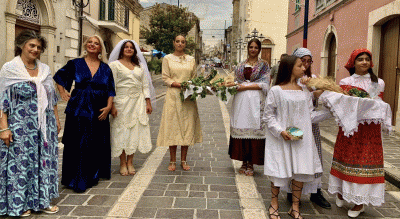 a-carlantino-la-sfilata-delle-donne-che-fanno-e-interpretano-la-storia-Provincia